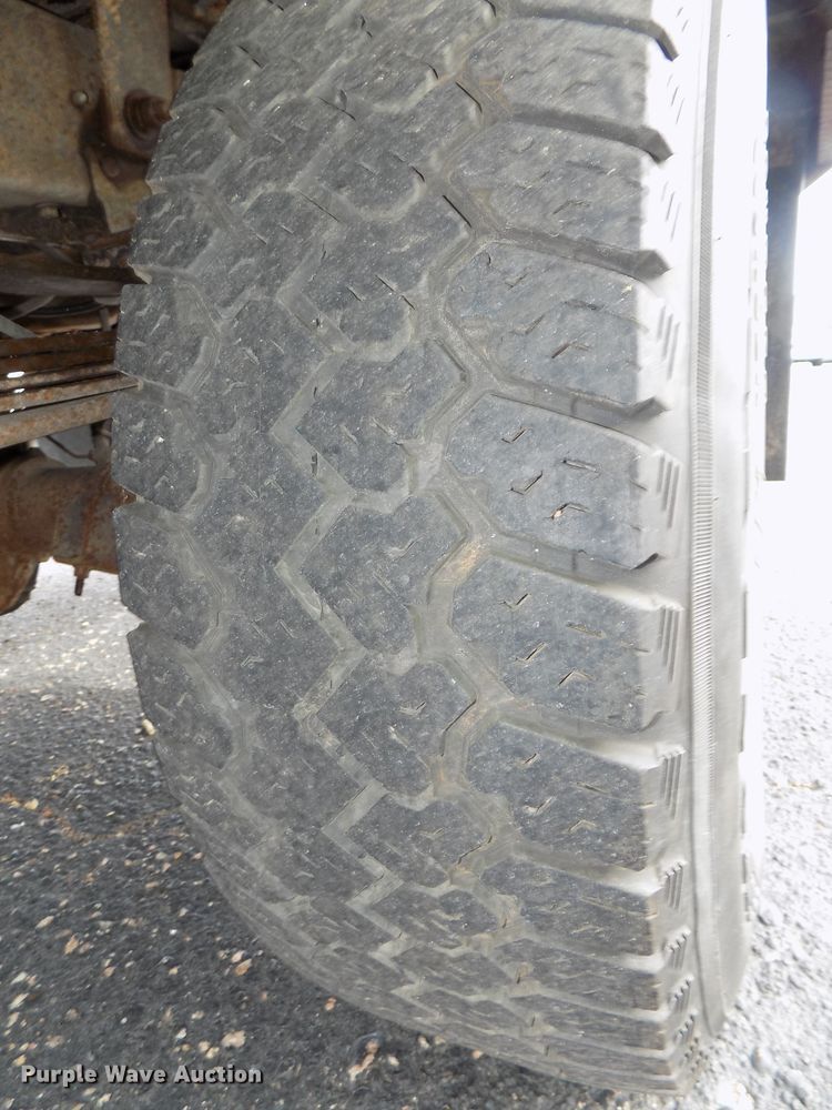 image for item DE7729 2002 Ford F250 Super Duty XLT Crew Cab flatbed pickup truck