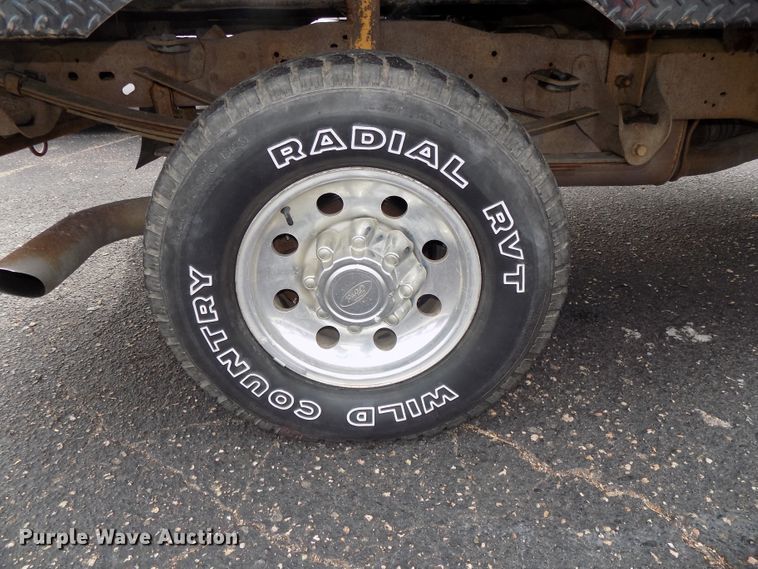 image for item DE7729 2002 Ford F250 Super Duty XLT Crew Cab flatbed pickup truck