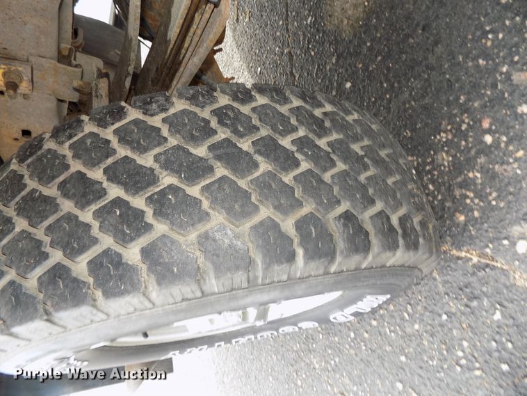 image for item DE7729 2002 Ford F250 Super Duty XLT Crew Cab flatbed pickup truck