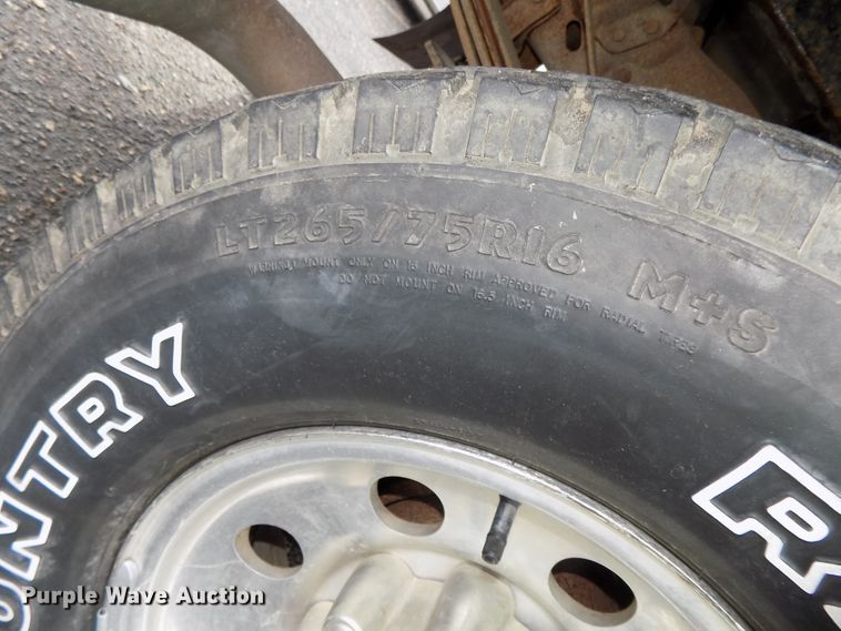 image for item DE7729 2002 Ford F250 Super Duty XLT Crew Cab flatbed pickup truck