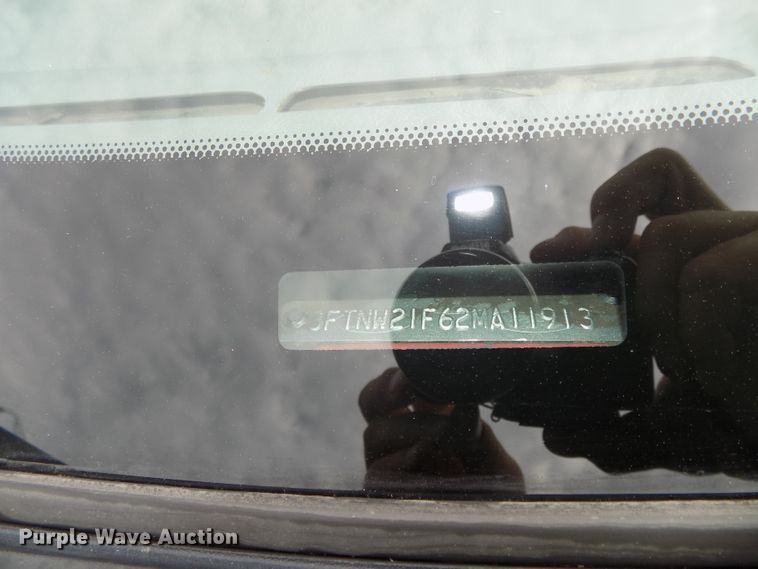 image for item DE7729 2002 Ford F250 Super Duty XLT Crew Cab flatbed pickup truck