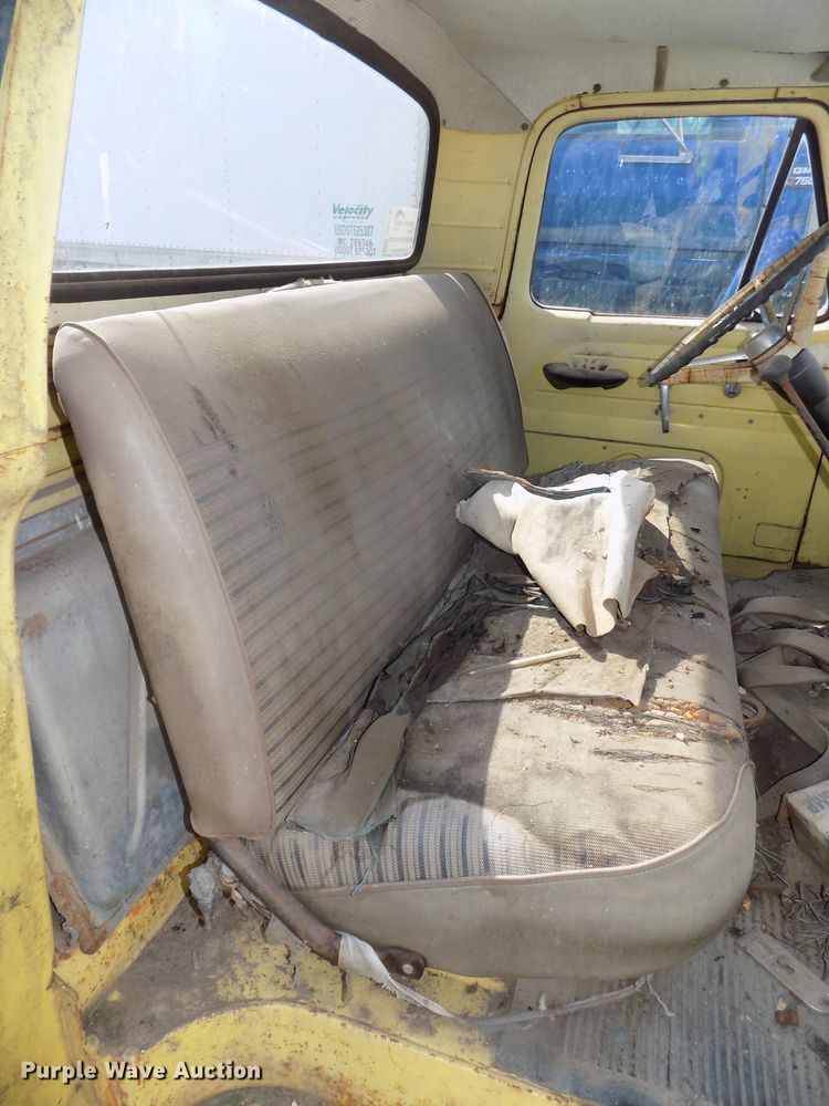 image for item DE7732 1961 Ford F250 Custom Cab pickup truck