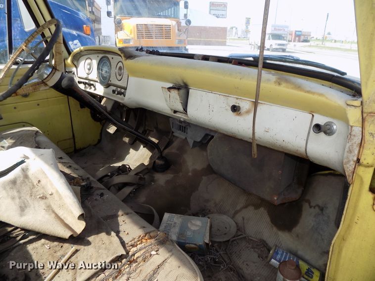 image for item DE7732 1961 Ford F250 Custom Cab pickup truck