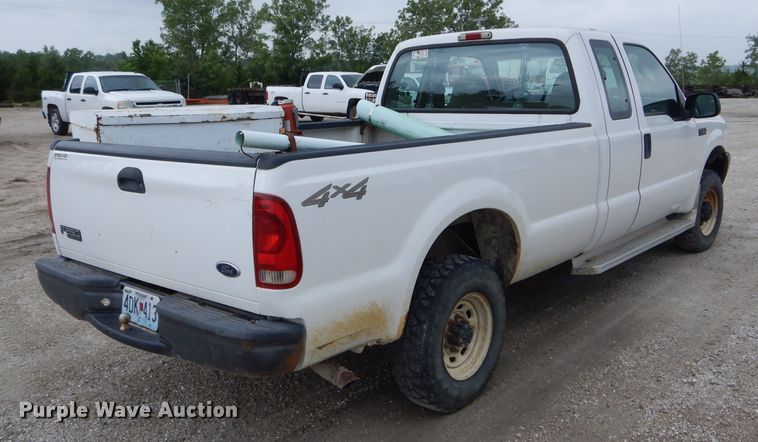 image for item DE8464 2004 Ford F250 Super Duty XL SuperCab pickup truck