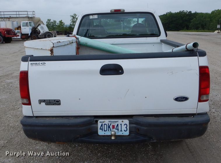 image for item DE8464 2004 Ford F250 Super Duty XL SuperCab pickup truck