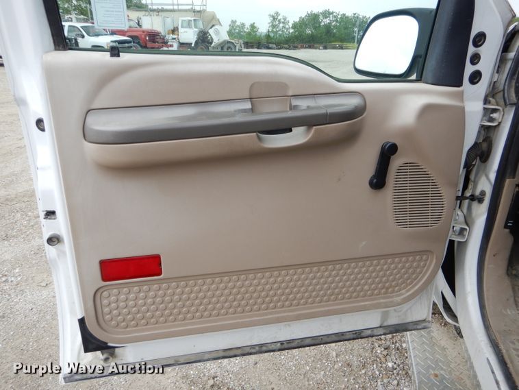 image for item DE8464 2004 Ford F250 Super Duty XL SuperCab pickup truck