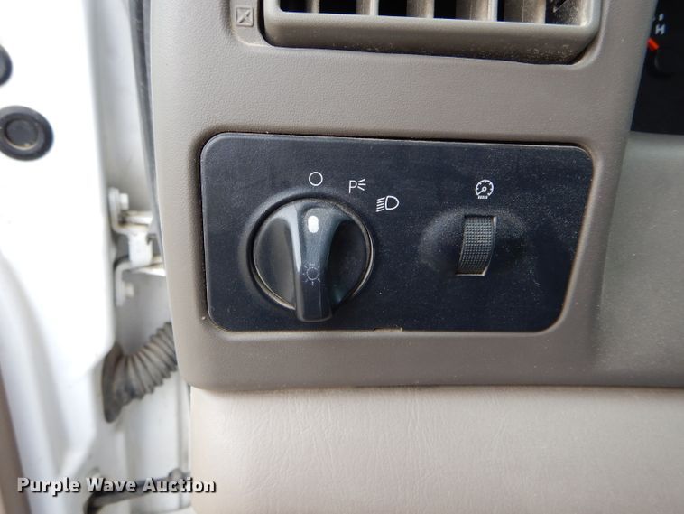 image for item DE8464 2004 Ford F250 Super Duty XL SuperCab pickup truck