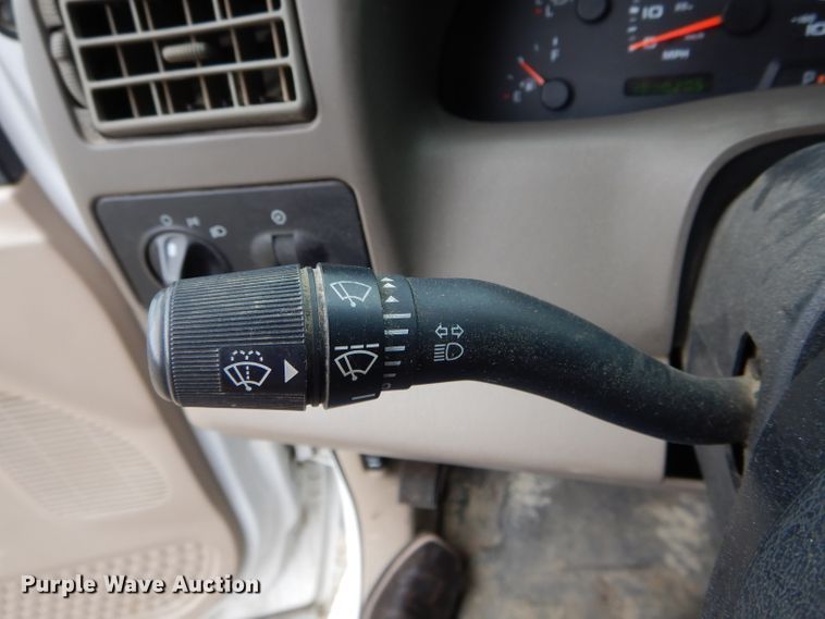 image for item DE8464 2004 Ford F250 Super Duty XL SuperCab pickup truck