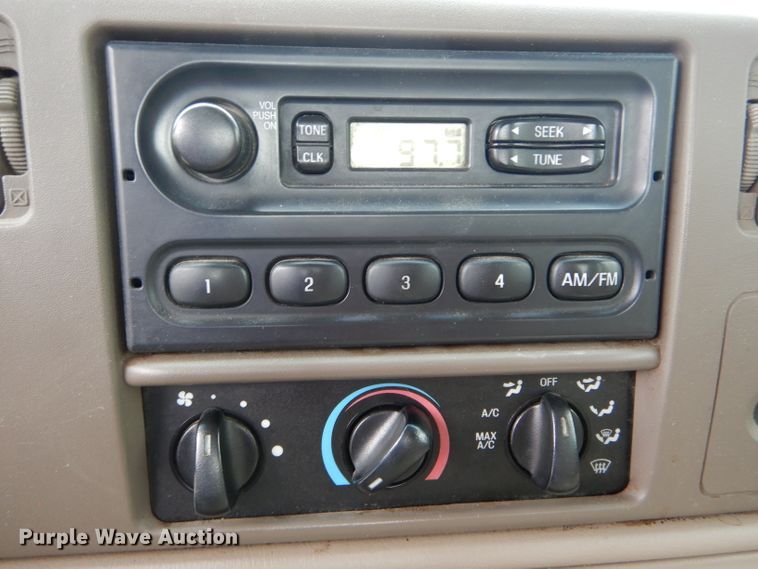 image for item DE8464 2004 Ford F250 Super Duty XL SuperCab pickup truck