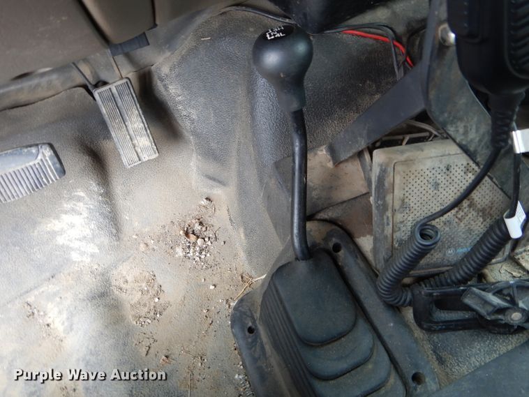 image for item DE8464 2004 Ford F250 Super Duty XL SuperCab pickup truck