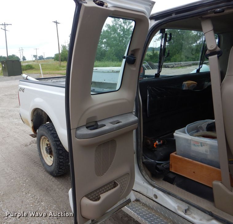 image for item DE8464 2004 Ford F250 Super Duty XL SuperCab pickup truck