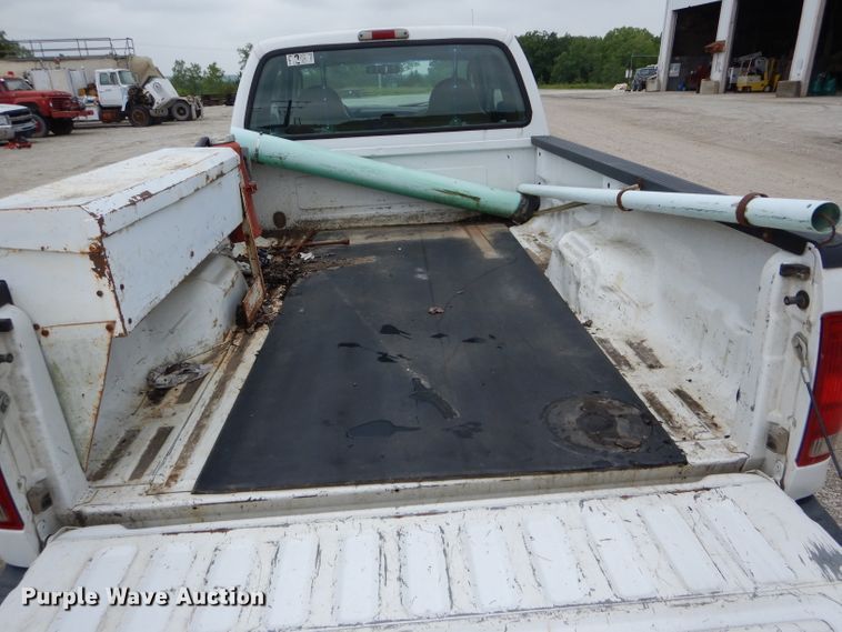 image for item DE8464 2004 Ford F250 Super Duty XL SuperCab pickup truck