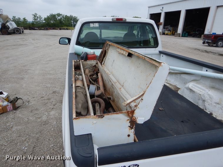 image for item DE8464 2004 Ford F250 Super Duty XL SuperCab pickup truck