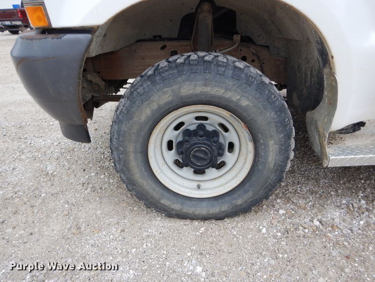 image for item DE8464 2004 Ford F250 Super Duty XL SuperCab pickup truck