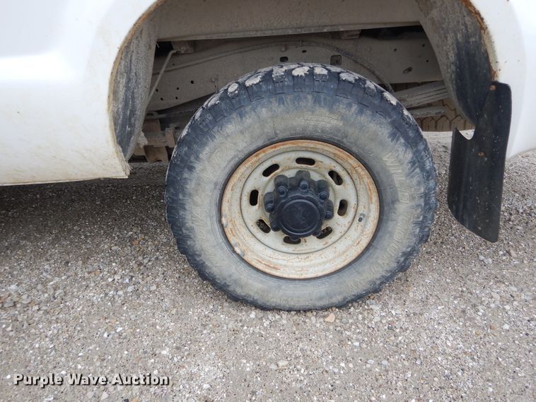 image for item DE8464 2004 Ford F250 Super Duty XL SuperCab pickup truck