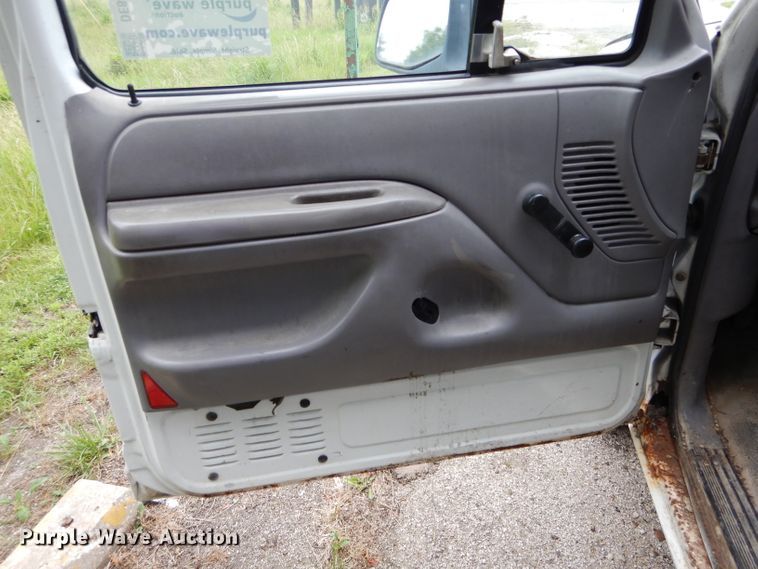 image for item DE8478 1997 Ford F250 pickup truck