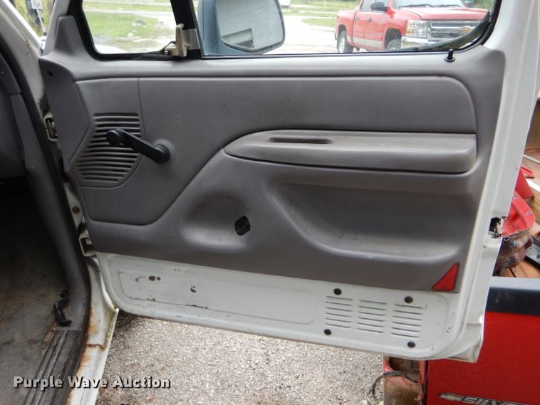 image for item DE8478 1997 Ford F250 pickup truck