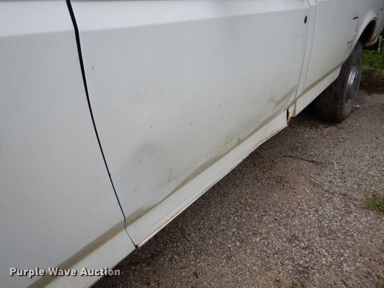 image for item DE8478 1997 Ford F250 pickup truck