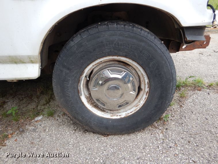 image for item DE8478 1997 Ford F250 pickup truck