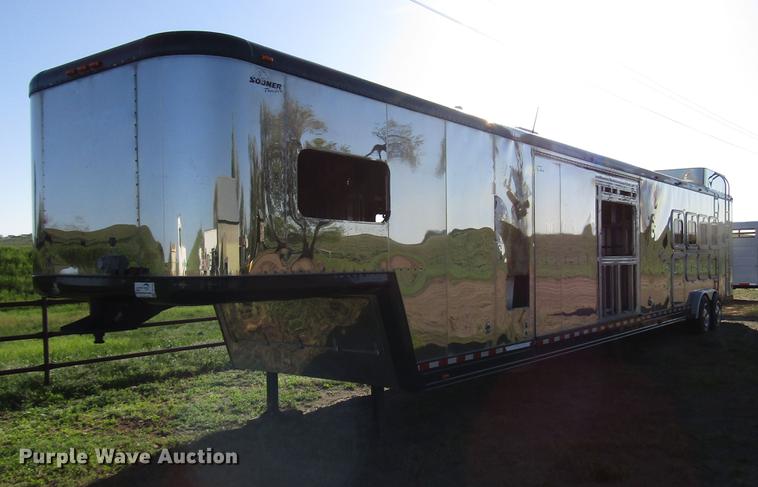image for item DG1220 2000 Sooner horse trailer