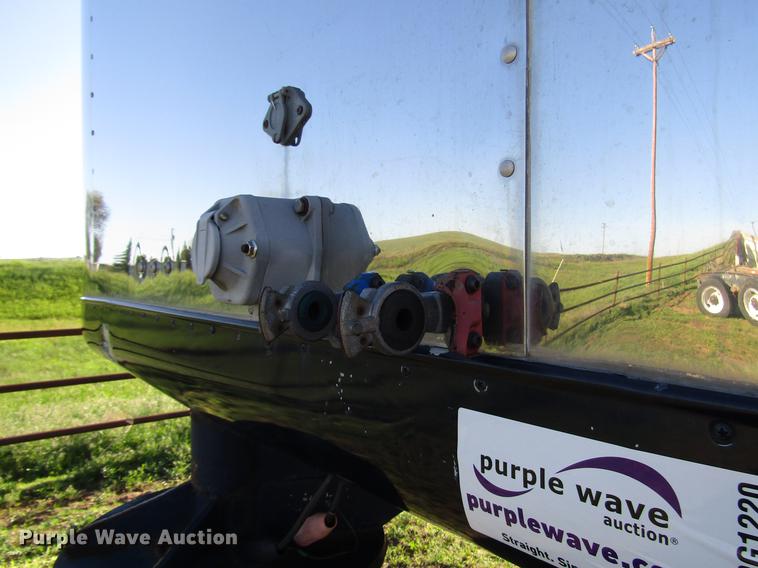 image for item DG1220 2000 Sooner horse trailer