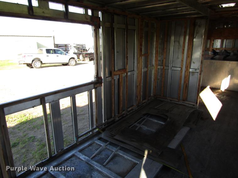 image for item DG1220 2000 Sooner horse trailer