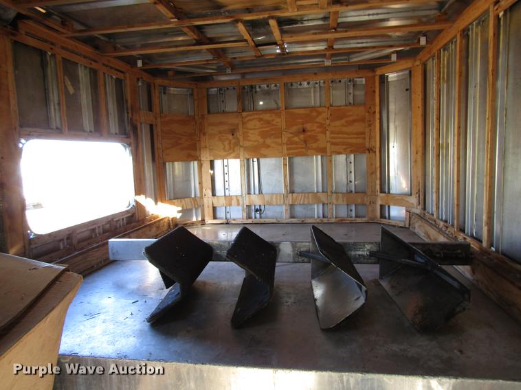 image for item DG1220 2000 Sooner horse trailer