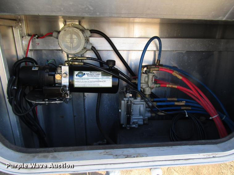 image for item DG1220 2000 Sooner horse trailer