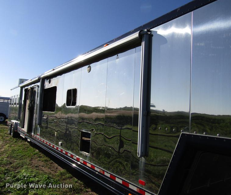 image for item DG1220 2000 Sooner horse trailer