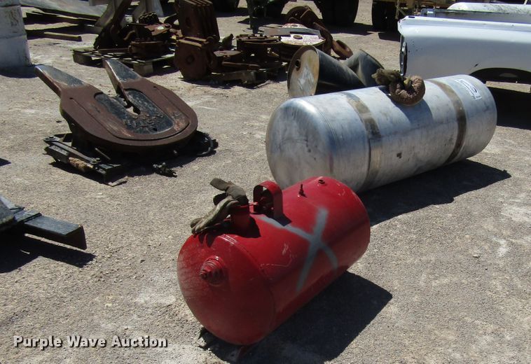 image for item DG1249 (2) tanks