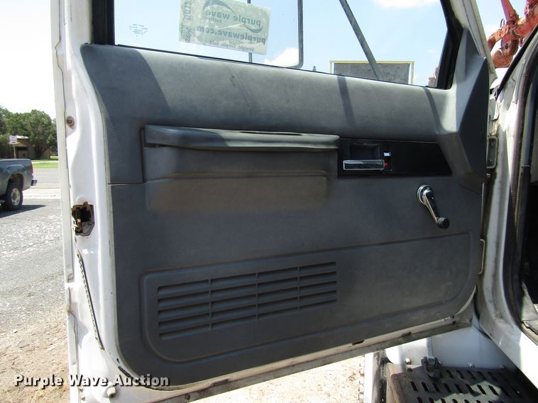 image for item DG1273 1991 GMC TopKick C6500 bucket truck