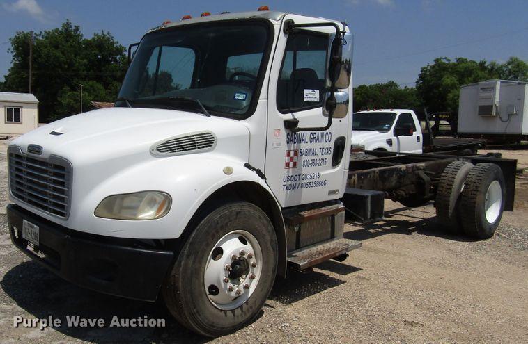image for item DG1274 2007 Freightliner Business Class M2 truck cab and chassis