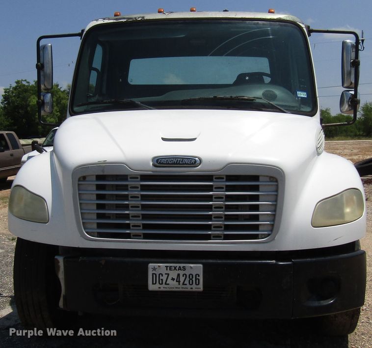 image for item DG1274 2007 Freightliner Business Class M2 truck cab and chassis