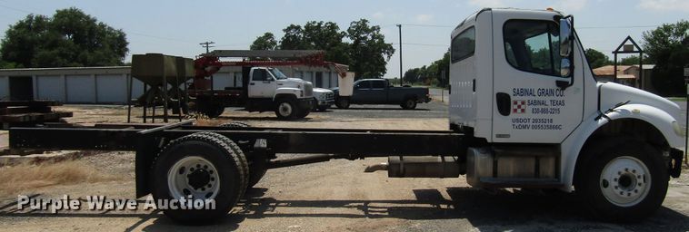 image for item DG1274 2007 Freightliner Business Class M2 truck cab and chassis