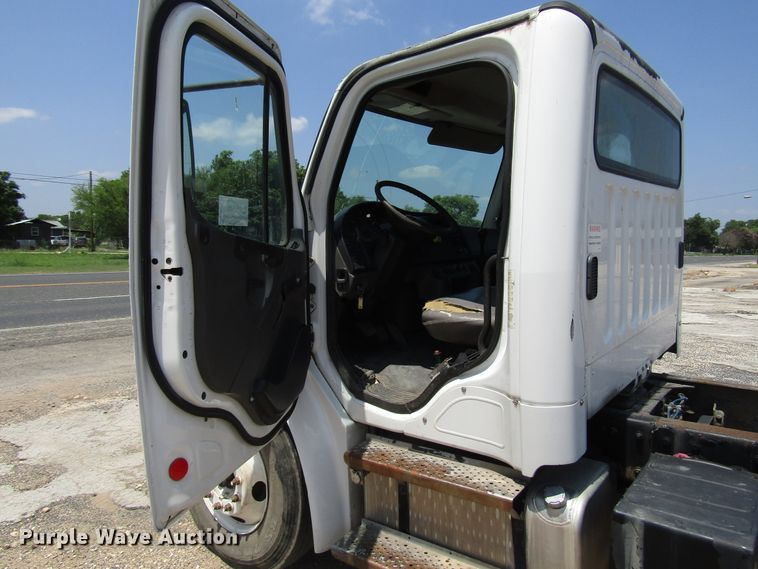 image for item DG1274 2007 Freightliner Business Class M2 truck cab and chassis