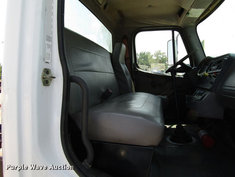 image for item DG1274 2007 Freightliner Business Class M2 truck cab and chassis