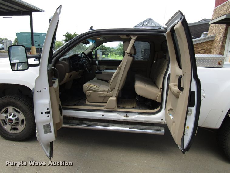 image for item DG1304 2013 GMC Sierra 2500HD Ext. Cab pickup truck