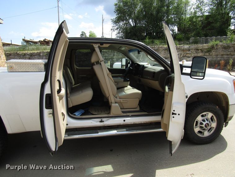 image for item DG1304 2013 GMC Sierra 2500HD Ext. Cab pickup truck