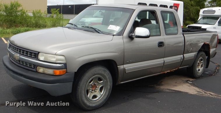 image for item DG4772 2000 Chevrolet Silverado 1500 Ext. Cab pickup truck