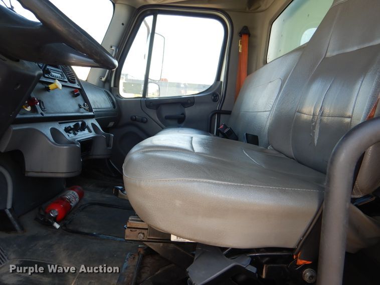 image for item DG4779 2006 Freightliner Business Class M2 box truck