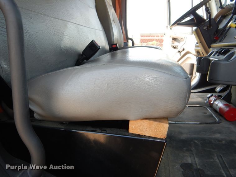 image for item DG4779 2006 Freightliner Business Class M2 box truck