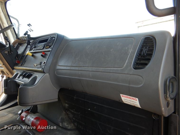 image for item DG4779 2006 Freightliner Business Class M2 box truck