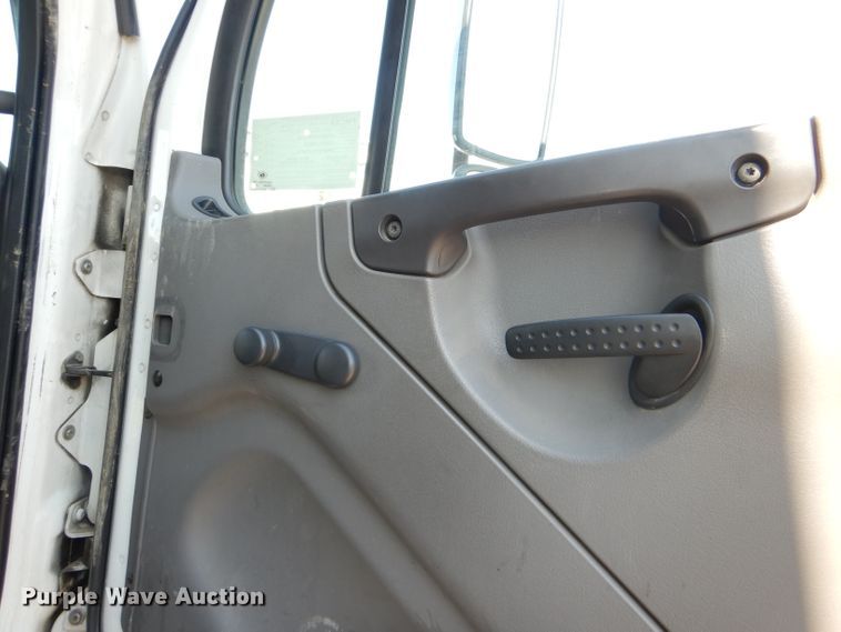 image for item DG4779 2006 Freightliner Business Class M2 box truck