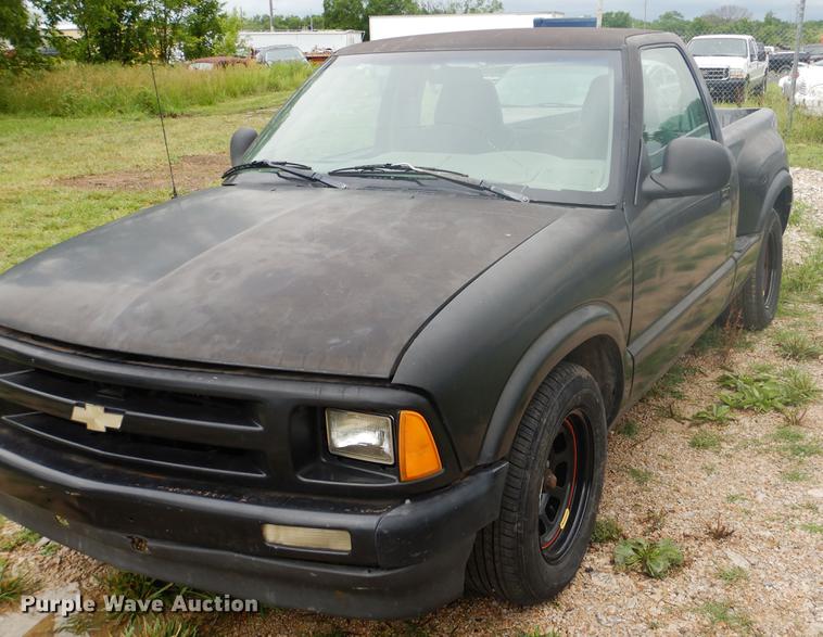 image for item ED9336 1996 Chevrolet S10 pickup truck