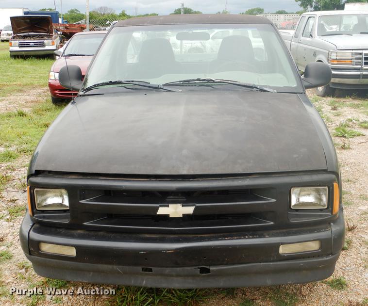 image for item ED9336 1996 Chevrolet S10 pickup truck