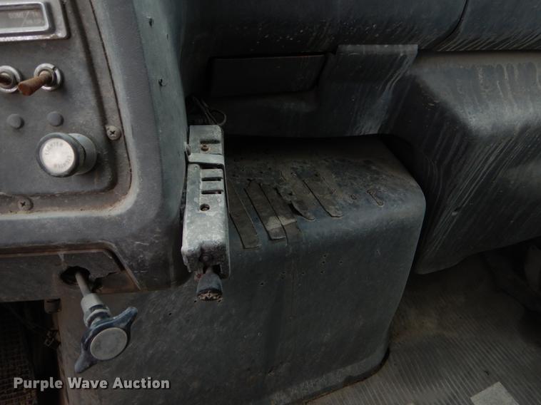 image for item ED9339 1991 Ford LNT8000 railroad crane truck