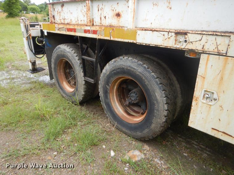 image for item ED9339 1991 Ford LNT8000 railroad crane truck