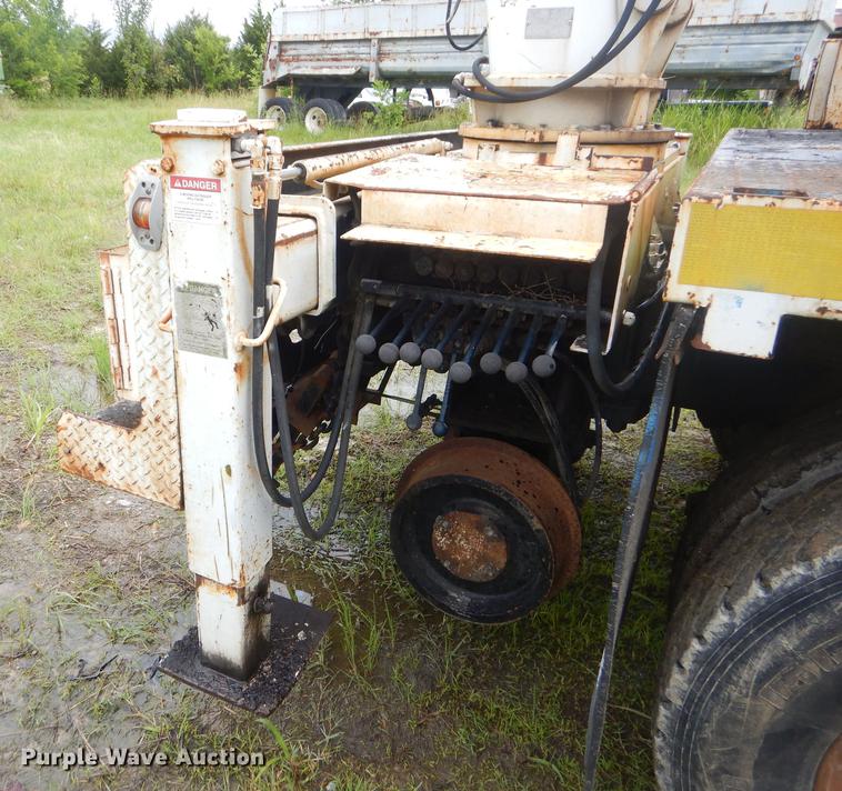 image for item ED9339 1991 Ford LNT8000 railroad crane truck