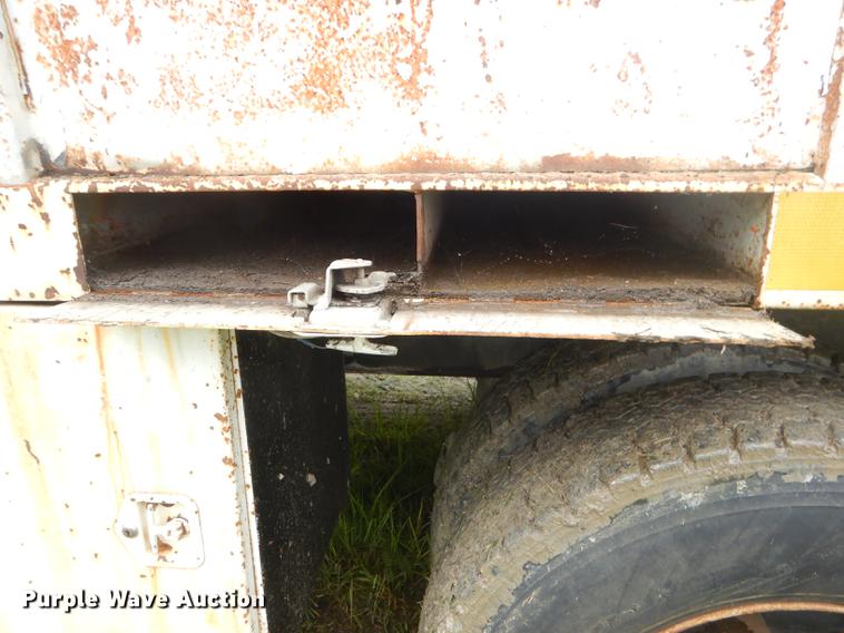 image for item ED9339 1991 Ford LNT8000 railroad crane truck