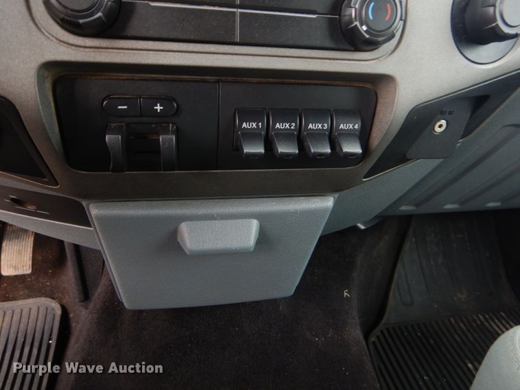 image for item ED9346 2011 Ford F350 SuperCab bale bed pickup truck